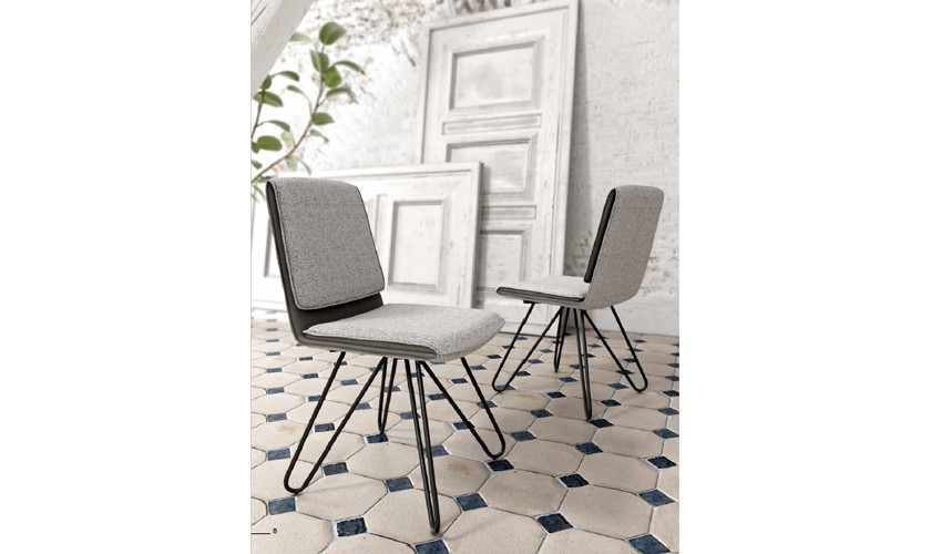 Pack de 2 sillas de comedor tapizadas con patas metálicas en Mallorca.