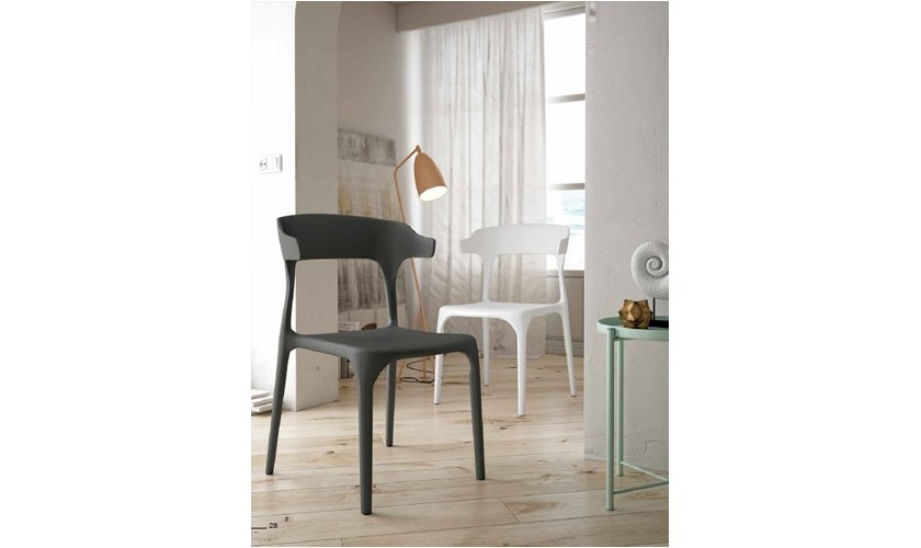 Pack de 4 sillas de polipropileno apilable apta para uso en interiores y exteriores en Mallorca.
