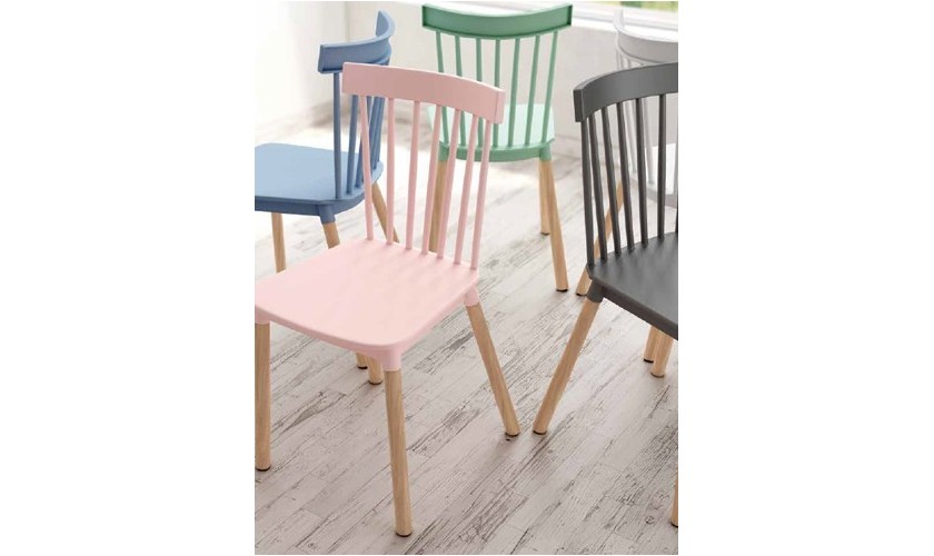 Pack de 4 sillas de polipropileno con patas de madera en Mallorca.
