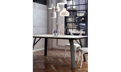 Mesa de comedor rectangular de 160cm de largo con patas de madera y sobre biselado con 48mm de espesor en Mallorca.