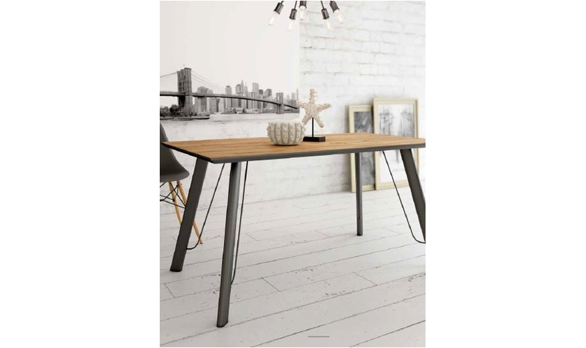 Mesa de comedor rectangular con patas metálicas de 160cm de largo y 22mm de espesor en Mallorca.