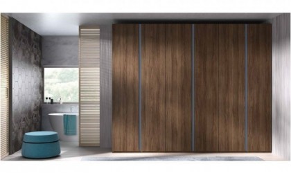 Armario de 298.4cm en madera oscura con acabados en cobalto.