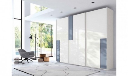 Armario de 296cm de color blanco polar con acabados en varios colores con tres puertas correderas