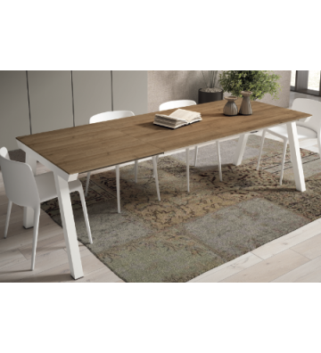Mesa de comedor extensible con patas inclinadas en blanco y sobre de madera natural