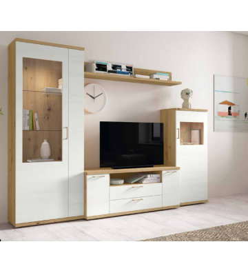 Composición de salón en blanco y madera con vitrinas iluminadas