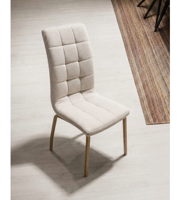 Silla acolchada con patas efecto madera