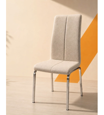 Silla tapizada beige con patas metálicas cromadas